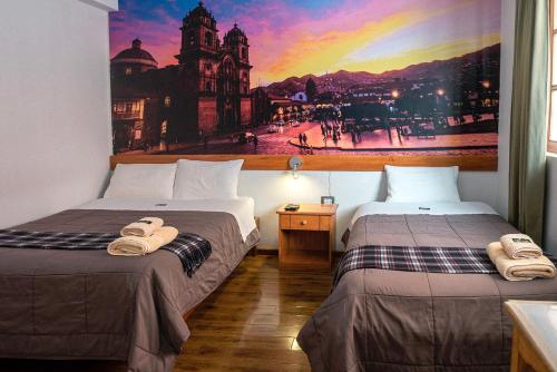 duas camas num quarto com um quadro na parede em Net House Cusco em Cusco