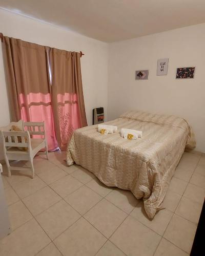 um quarto com uma cama com duas toalhas em Departamento Chos Malal em Chos Malal