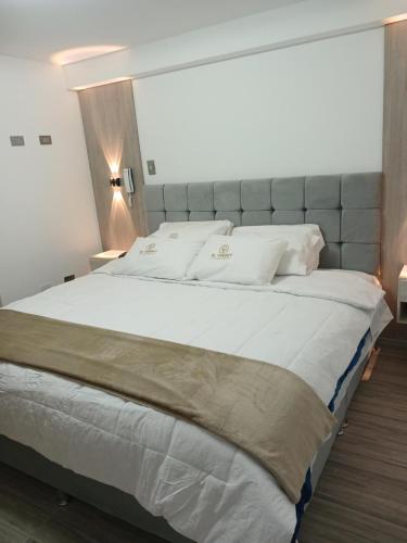 Postel nebo postele na pokoji v ubytování Hotel El Virrey Suite
