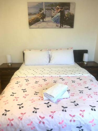 Una cama o camas en una habitación de Ideal accommodation in Glen Waverley