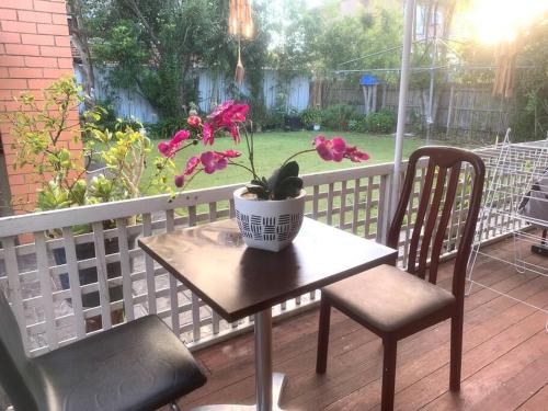 Un balcón o terraza en Ideal accommodation in Glen Waverley