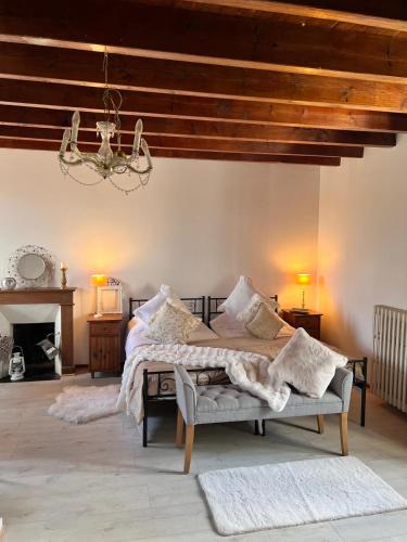 une chambre avec un lit et un lustre dans l'établissement Entire villa only 35 minutes from Puy du Fou, à La Chapelle-Saint-Étienne