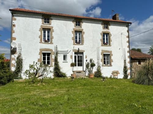 uma grande casa branca com um jardim verde em Entire villa only 35 minutes from Puy du Fou em La Chapelle-Saint-Étienne