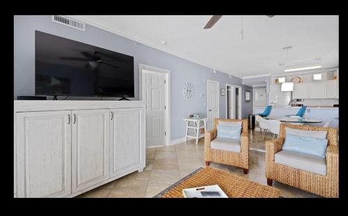 Et tv og/eller underholdning på Beautiful Beachfront Views - The Retreat at Emerald Isle