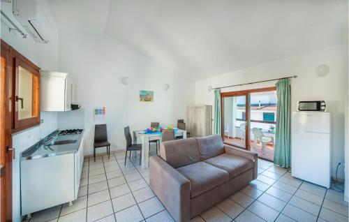 a living room with a couch and a kitchen at Trilo Sup in Isola Rossa