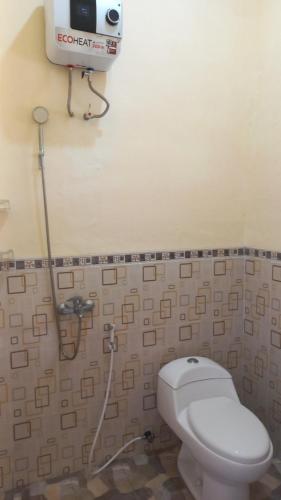 ein Bad mit einem WC und einem Wassertank in der Unterkunft Angler Family Guest House in Karangtengah