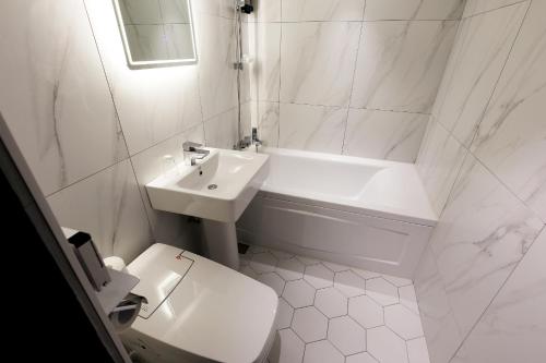 ソウルにあるStay 25 Hotelの白いバスルーム(洗面台、トイレ付)