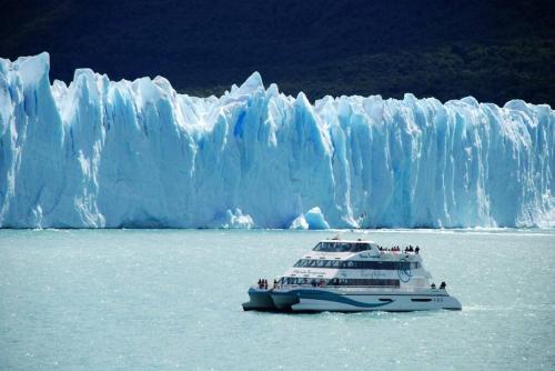 a cruise ship in front of a glacier at Casa en El Calafate, centro in El Calafate