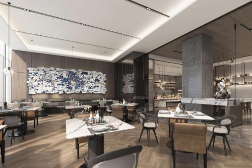 rendering restauracji ze stołami i krzesłami w obiekcie AC Hotel by Marriott Chengdu North w mieście Chengdu