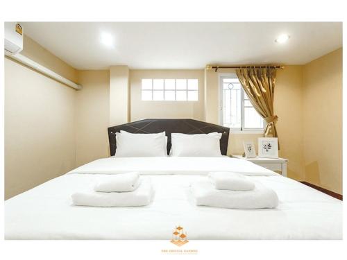 sypialnia z dużym białym łóżkiem z 2 poduszkami w obiekcie The Crystal Ranong No201 w mieście Ban Lum Than