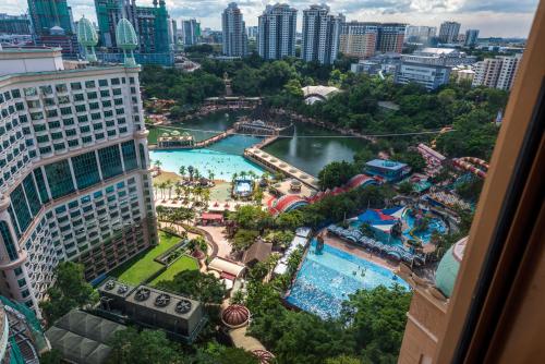 vista para a piscina no resort mgm em Resort Suite 6pax Homestay at Sunway Pyramid&Sunway Lagoon em Petaling Jaya