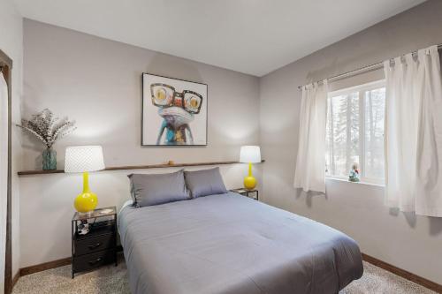 Una cama o camas en una habitación de Happy Valley Hideaway