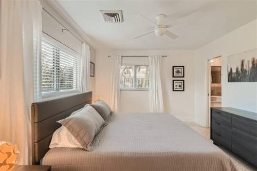 um quarto com uma cama e uma ventoinha de tecto em Cozy House Lauderdale By the Sea em Fort Lauderdale