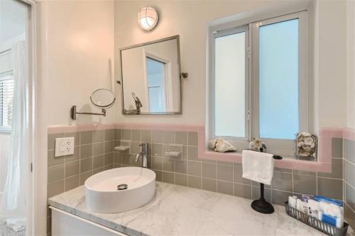 uma casa de banho com um lavatório e um espelho em Cozy House Lauderdale By the Sea em Fort Lauderdale