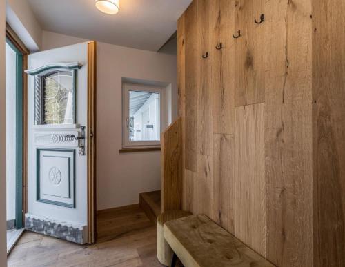 Habitación con pared de madera junto a una puerta en Haus Weitblick, en Fieberbrunn