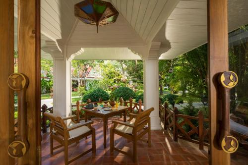 象島的住宿－Santhiya Tree Koh Chang Resort，门廊上摆放着桌椅