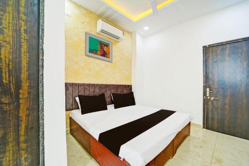 a bedroom with a bed in a room at OYO Hotel shiv Shakti in Bhopal
