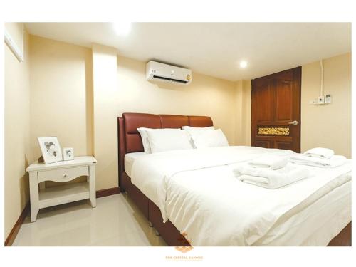 sypialnia z dużym łóżkiem i szafką nocną w obiekcie The Crystal Ranong No202 w mieście Ban Lum Than