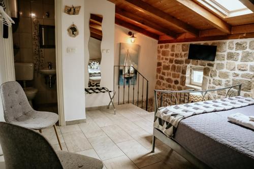 um quarto com uma cama e uma casa de banho em City Rooms Šibenik em Sibenik