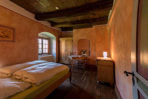 1 dormitorio con 2 camas y mesa. en Kloster Malgarten en Bramsche