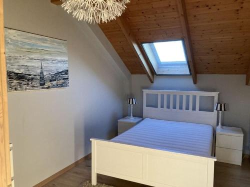 WendtorfにあるHoliday home with garden terrace near Baltic Seaのベッドとシャンデリアのある寝室