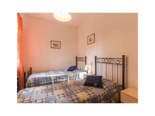 een slaapkamer met 2 bedden in een kamer bij Garden Ville Comfortable holiday residence in Sirmione