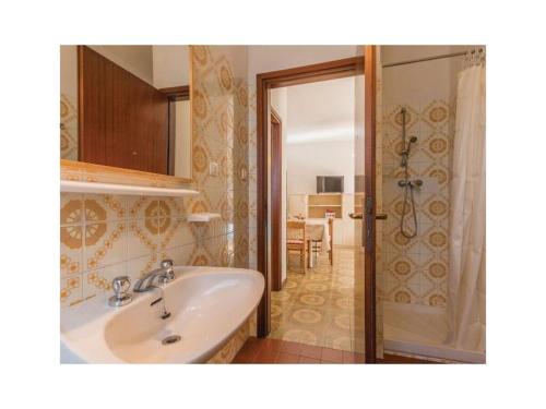een badkamer met een wastafel en een douche bij Garden Ville Comfortable holiday residence in Sirmione