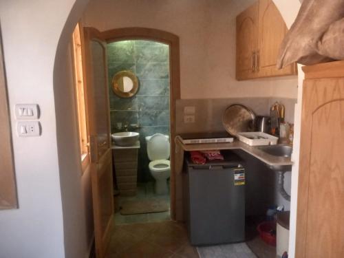 uma pequena casa de banho com WC e lavatório em Guesthouse Nut em Luxor