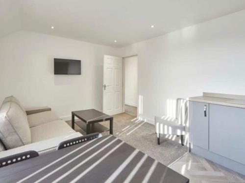 Cette chambre comprend un lit, un canapé et une table. dans l'établissement Apartment 6 in Loftus by Belvilla, à Saltburn-by-the-Sea