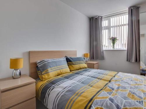 um quarto com uma cama grande e uma janela em Jackson Court Apartment 2 by Belvilla em Marske-by-the-Sea