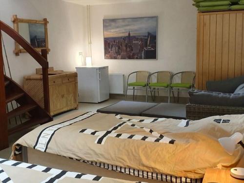 1 dormitorio con 1 cama y sillas en una habitación en Home Comfortable holiday residence, en Veen