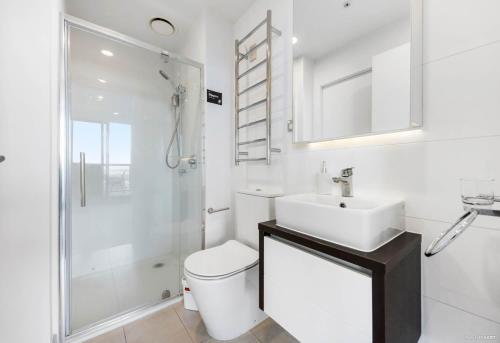 ein Bad mit einem WC, einem Waschbecken und einer Dusche in der Unterkunft Gorgeous Seaview 2 Bedroom Apartment in Auckland CBD in Auckland