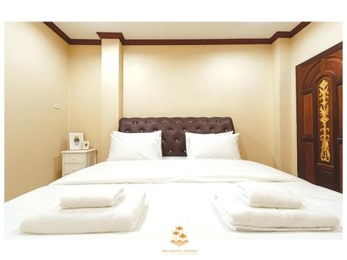 duże białe łóżko z 2 białymi poduszkami w obiekcie The Crystal Ranong No101 w mieście Ban Lum Than