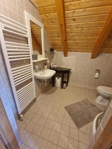 ein Bad mit einem Waschbecken und einem WC in der Unterkunft Greenranch Studio Appartment 