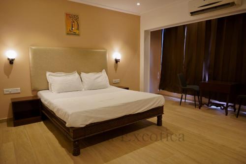 a hotel room with a bed and a piano at Bela exotica in Mahabaleshwar
