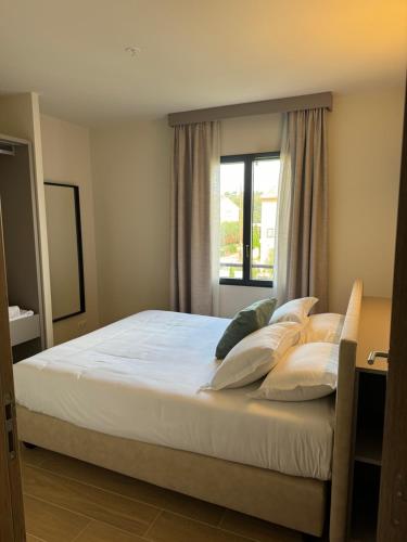 サン・フロランにあるRésidence CATALINAのベッドルーム1室(大型ベッド1台、窓付)