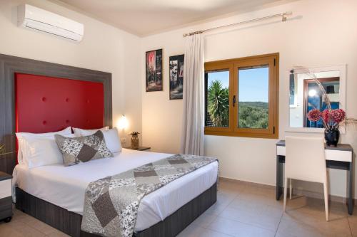 1 dormitorio con cama, escritorio y ventana en Villa Lady Dafni with private heated pool en Maleme