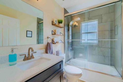 MinneolaSpacious Home - Heated LED Pool & Ping Pong的带淋浴、水槽和马桶的浴室