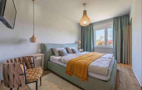 - une chambre avec un lit, une chaise et une fenêtre dans l'établissement NEW Villa Green Forest with wellness and outdoor salty pool, à Hum