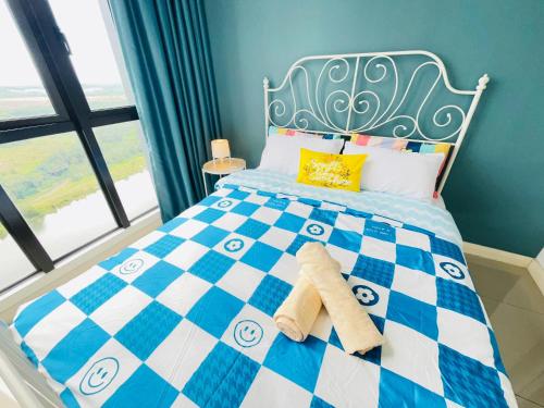 1 dormitorio con 1 cama blanca y azul a cuadros en Legoland/GleneaglesWalk5min2R2B [Peace Bunny], en Nusajaya