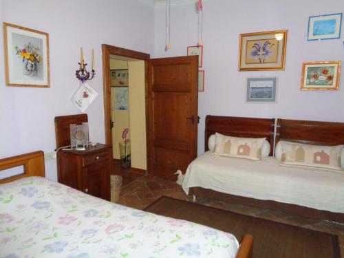 グランドラ・エドゥニーティにあるB&B Casa Del Soleのベッドルーム1室(ベッド2台付)、
