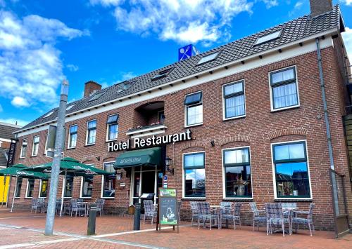 un edificio in mattoni con un ristorante in un hotel su una strada di Hotel Restaurant 't Ronde Loegh a Winschoten