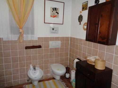 グランドラ・エドゥニーティにあるB&B Casa Del Soleのバスルーム(トイレ、洗面台付)