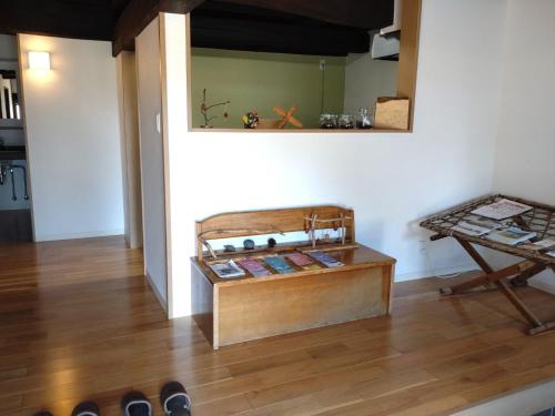 een kamer met een tafel met schoenen op een houten vloer bij Yubitoya - Vacation STAY 44210v in Kawaba