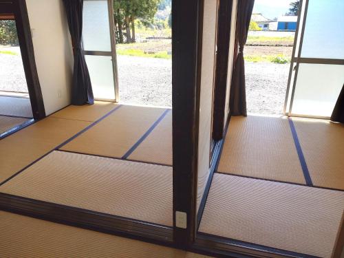 een open deur met uitzicht op de buitenkant bij Yubitoya - Vacation STAY 44210v in Kawaba