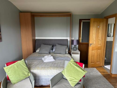 sypialnia z łóżkiem i kanapą w obiekcie Drumlin View Cabin 21c Deerpark Road w mieście Ardkeen