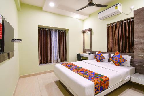 1 dormitorio con 1 cama blanca grande en una habitación en FabHotel The Sunshine Residency en Calcuta