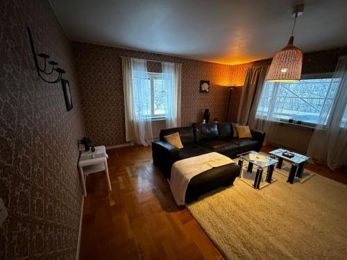 Ljungaverk的住宿－Ljungaverk fin lägenhet 90 m² 5.，客厅配有沙发和桌子