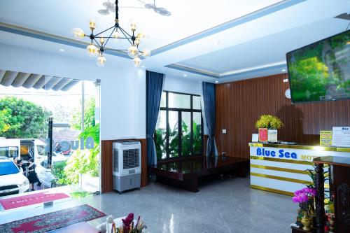 um lobby de uma loja com uma tv na parede em BLUE SEA Motel em Thăng Bình