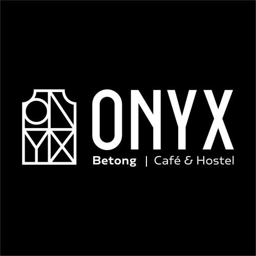 un logotipo para una cafetería y un hospital en ONYX Café & Hostel, en Betong